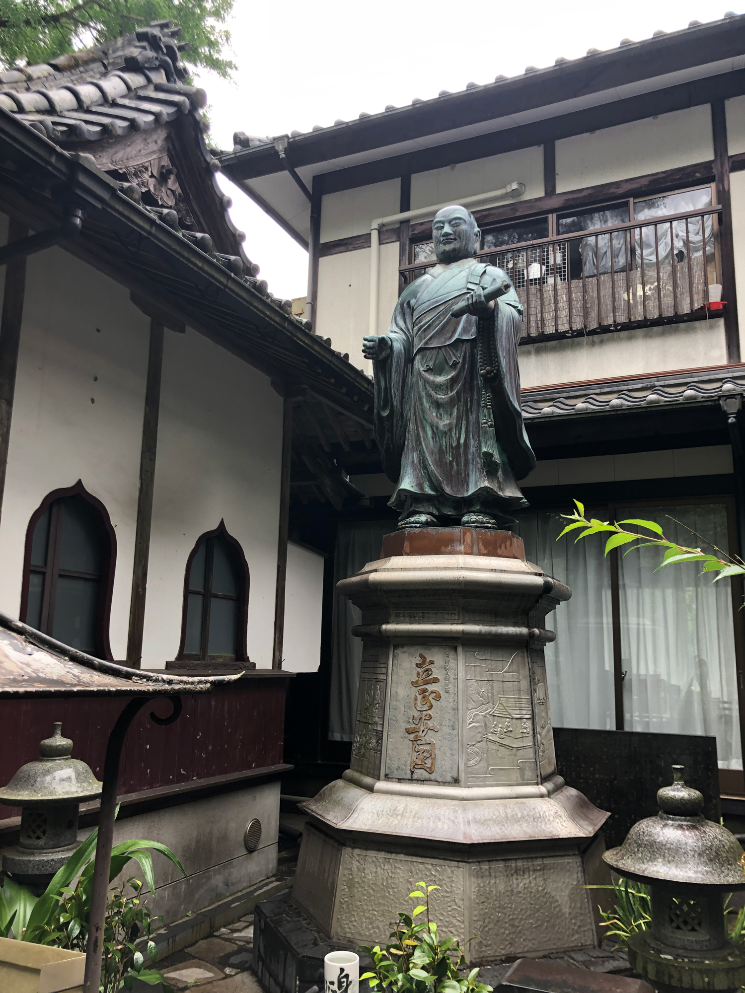 妙国寺日蓮聖人銅像